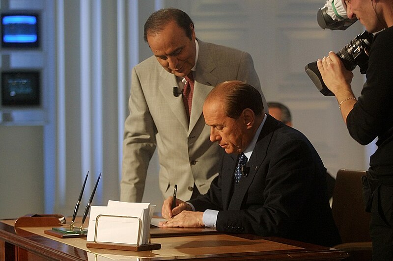 File:Berlusconi - Contratto - 2001.jpg