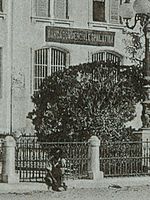 La sede della Banca Commerciale Spalatina, accanto alla fontana del Bajamonti, distrutta dopo la seconda guerra mondiale