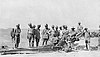 سربازان انگلیس و هند در حال بررسی یک اسلحه توپخانه مخروبه ترکها هستند.