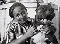 Рудольфина Менцель с собакой (1950-е или 1960-е)