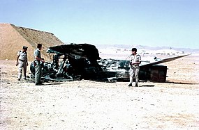 Příslušníci Izraelské armády si prohlížejí trosky arabského MiGu-21 zničeného na letišti Bir Gifgafa na Sinajském poloostrově