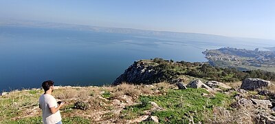 נוף משביל ישראל מעל מצוק ארבל, צופה מזרחה לכינרת ולגולן