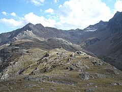Timmels Joch set fra nord. Italien til venstre, Østrig til højre og Ötztal bjergene i baggrunden
