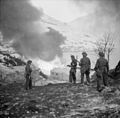Brytyjscy komandosi przez płonącym magazynem amunicji