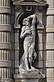 Une statue sur la façade du château de Chantilly.