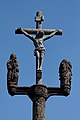 Une croix sur le porche de l'église Notre-Dame de Lampaul-Guimiliau.