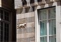 Dettaglio di un piccolo leoncino intagliato sulla facciata