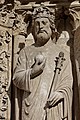 Vue d'une statue ornant le portail de la Vierge sur la façade ouest de la cathédrale Notre-Dame de Paris.