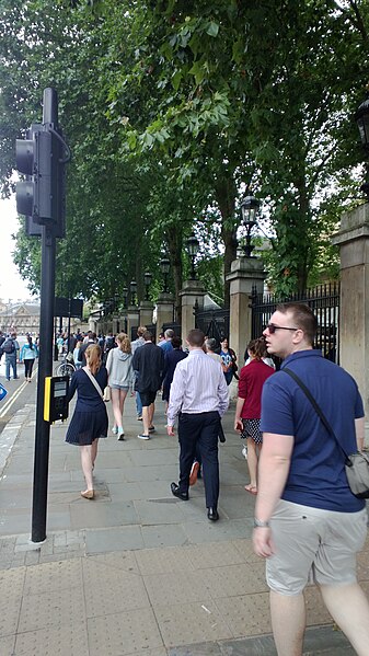File:Railings alongside Buckingham Palace.jpg