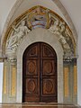 Assisi, Sacro Convento, loggiato dell'Immacolata, portale d'ingresso al refettorio "grande", Stemma di Clemente XIV tra le allegorie della pace e della giustizia (dopo il 1769), dipinto ad affresco.