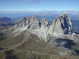 Alpinus mons Saxum Longum (Germanice Langkofel, Italiane Sasso longo) appellatus in Tirolo Meridiano situs est et ad Dolomianos montes pertinet