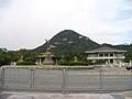 Monumen di depan Cheong Wa Dae, bangunan administratif terlihat di latar belakang