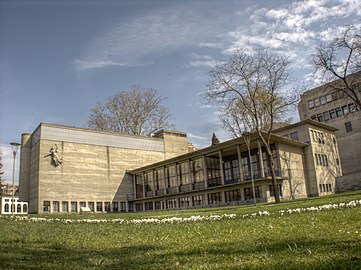 La biblioteca cantonale vista dal parco Ciani