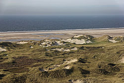 67. Platz: Dirtsc mit Naturschutzgebiet „Amrumer Dünen“, Blick vom Leuchtturm nach Nordwesten