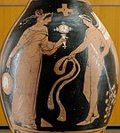 امرأة تحمل مرآة ودف صغير تواجه المارد المجنح مع شريط وأوراق مشعبة في عام 320 قبل الميلاد من ماجنا غراسيا. (ما يزال هذا الدف الصغير يستخدم في جنوب إيطاليا).
