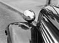 Riflesso dell'Arco di Trionfo di Parigi nel telaio di un fanale di un'automobile, 1935 (Willem van de Poll; premiata come Immagine in Vetrina su Wikimedia Commons)