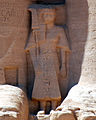 Il principe Amonherkhepshef sulla facciata del Tempio maggiore di Abu Simbel.