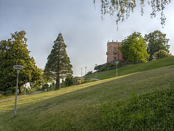 Vista del parco con la torre Enderlin