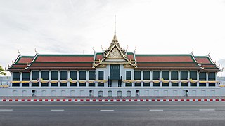 Phra Thinang Suthaisawan Prasat, sitting between the Deva Phitak and Sakdi Chaisit Gates