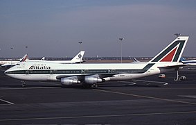 Un Boeing 747 con la livrea del 1969 disegnata da Landor Associates
