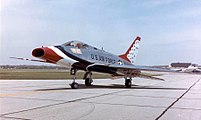 Un F-100D aux couleurs des Thunderbirds, patrouille acrobatique de l'US Air Force, au musée national de l'US Air Force à Dayton, Ohio (USA). Video
