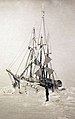 Nansenova výzkumná loď Fram uvízlá v březnu 1894 v ledu.