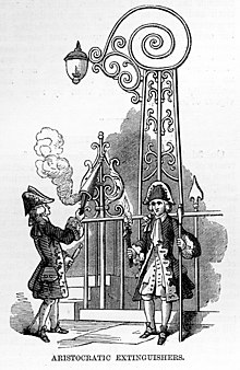 Link boy spegne la sua torcia in corrispondenza di una porta in Grosvenor Square, Londra