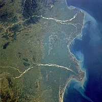 Golfo del Bengala, delta dei fiumi Godavari (in alto) e Krishna.
