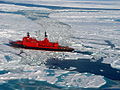 Ruský ledoborec s jaderným pohonem NS Jamal pluje s turisty na severní pól
