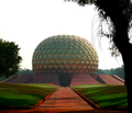 O Matrimandir, estrutura metálica no meio de Auroville