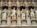 ウェストミンスター寺院に飾られている「20世紀の10人の殉教者」のレリーフの一部。左からエリザヴェータ、キング牧師、ロメロ大司教、ボンヘッファー牧師