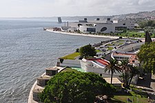 L'area rivierasca di Belém, con in primo piano il Forte do Bom Sucesso. Più oltre il centro di ricerca della Fondazione Champalimaud e sullo sfondo, la Torre VTS di Algés (Oeiras).