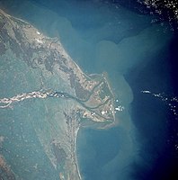 Dettaglio del delta del fiume Krishna, si nota anche un piccolo delta creato da una diversione del fiume sul lato sinistro.