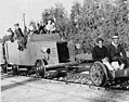 Un vagone ferroviario blindato britannico dietro a cui sono seduti due ostaggi arabi, Mandato britannico della Palestina, 1936.