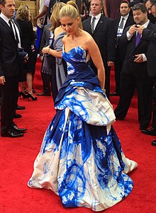 Sarah Michelle Gellar, con un elegante abito azzurro e bianco, alla 69ª edizione dei Golden Globes.