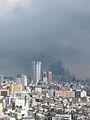 La colonna di fumo visibile a Tokyo subito dopo il sisma.