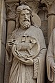 Vue d'une statue sur le portail de la Vierge sur la façade ouest de la cathédrale Notre-Dame de Paris.
