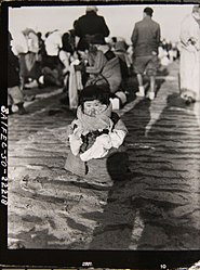 중공군의 남하를 피해 대동강을 건너 피난하는 피난민 행렬 가운데 가족을 찾고 있는 한국인 아동: 1950년 12월 3일 D. Helms 중사 촬영.