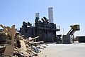 Un carico di rifiuti ad alto potere calorifico pronto ad essere alimentato in un inceneritore per le operazioni di accensione (startup) dell'impianto (Bagram Air Field, Afghanistan).