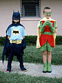 Pueri ornatus Batman et Robin gerunt.
