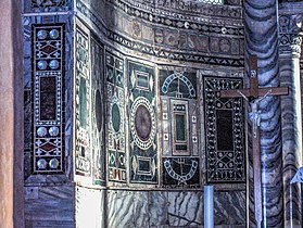 Opus sectile byzantin du VIe siècle, en divers marbres et porphyres avec de la nacre. Mur de l'abside de la basilique euphrasienne de Poreč, Croatie.