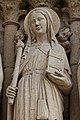 Vue d'une statue sur le portail de la Vierge sur la façade ouest de la cathédrale Notre-Dame de Paris.