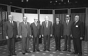 Photo des leaders de l'Europe de l'Est lors d'un sommet du pacte de Varsovie : Gustav Husak, Todor Jivkov, Erich Honecker, Michael Gorbatchev, Nicolae Ceaușescu, Wojciech Jaruzelski, et János Kádár en 1987.