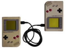 Due Game Boy collegati da un cavo Game Link.