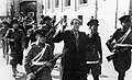 La polizia nazionale accompagna i membri del Movimento Nazional Socialista del Cile durante la rivolta di Seguro Obrero. Il 5 settembre 1938, dopo quattro ore di combattimenti a Santiago, le autorità cilene radunarono e giustiziarono circa sessanta ribelli che si erano arresi. Quasi altri venti furono uccisi durante i combattimenti