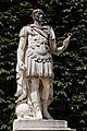 Une statue dans le jardin des Tuileries à Paris. Ambrogio Parisi - Jules César.
