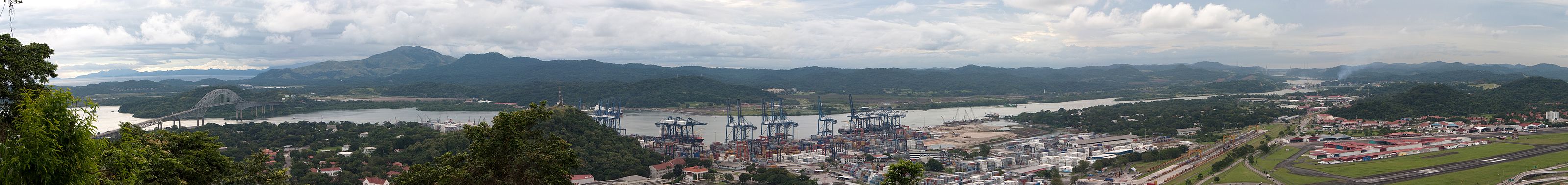 Vista panorámica desde o Cerro Ancón da Canle de Panamá no sector cara ao océano Pacífico.