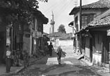Gata i Peja med Bajrakli moskén i bakgrunden, 1966