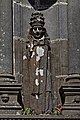 Le portail de l'église de l'enclos paroissial de Guimiliau, une statue ornant le piédroit.