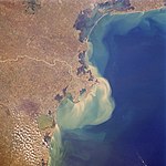 Delta del Po e laguna di Venezia. Esempio di delta cuspidato complesso. Si osservino le correnti marine costiere, che tendenzialmente trasportano i sedimenti in sospensione verso sud.